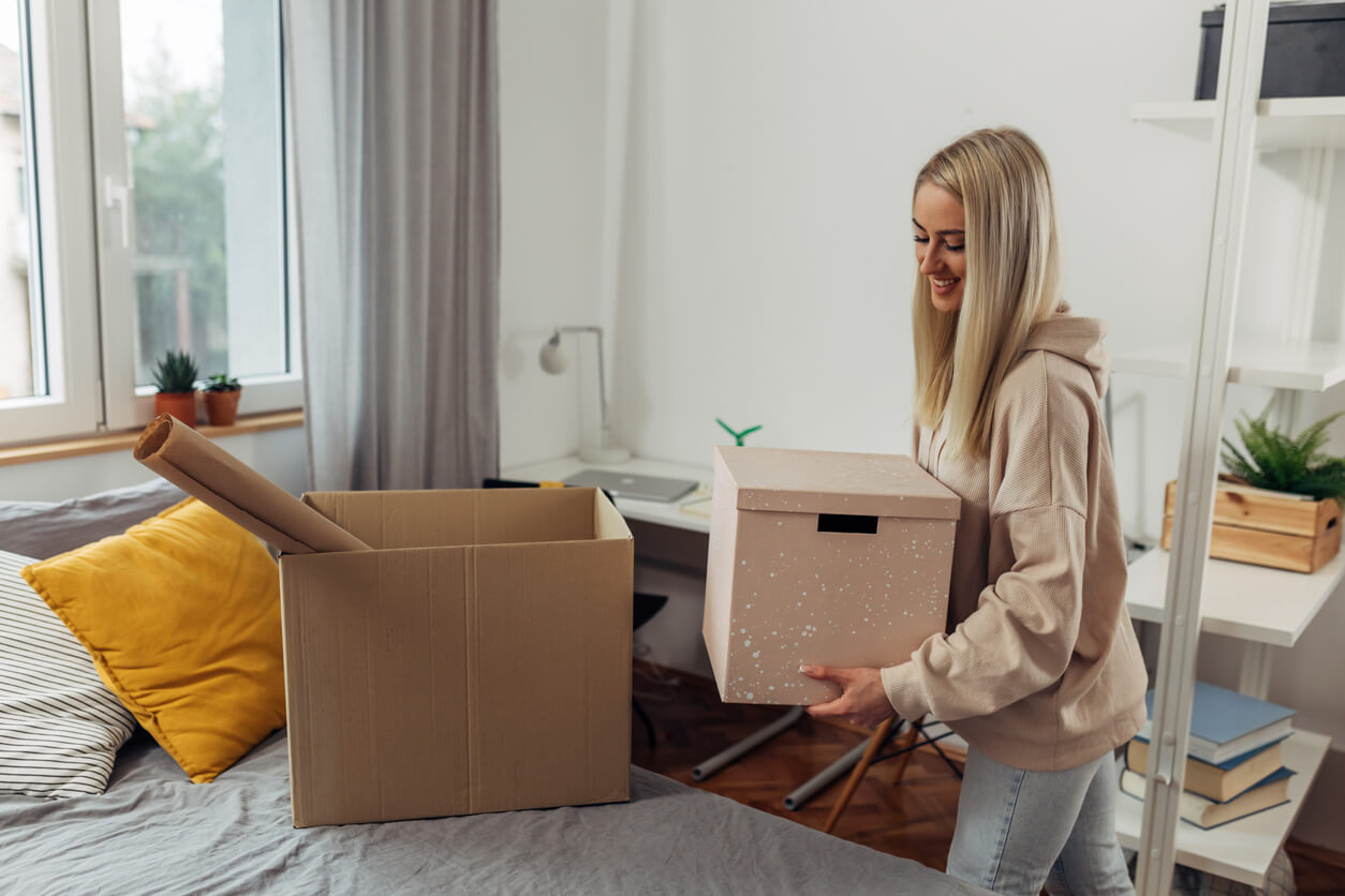 Etudiante emménageant dans son appartement étudiant à Lille